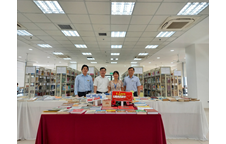 Tiến sĩ Võ Tá Hân tặng sách trị giá hơn 800 triệu đồng cho Thư viện Nguyễn Thúc Hào - Trường Đại Vinh