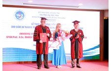 Trao tặng bằng Tiến sĩ danh dự của Trường Đại học Vinh cho Giáo sư Marek Trippenbach và Giáo sư Ryszard Robert Buczyński