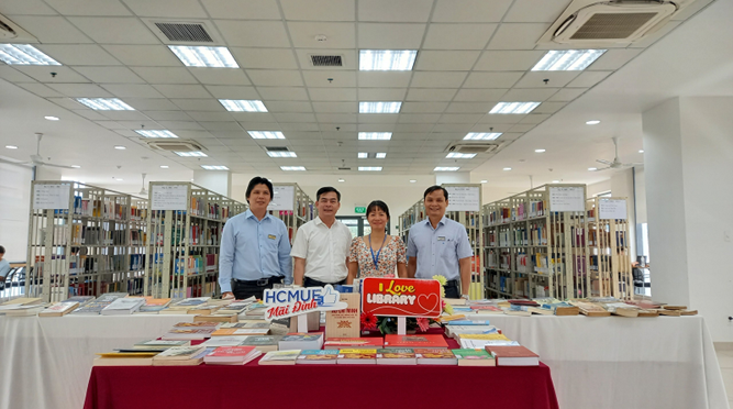  Tiến sĩ Võ Tá Hân tặng sách trị giá hơn 800 triệu đồng cho Thư viện Nguyễn Thúc Hào - Trường Đại Vinh