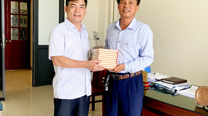  Thư viện Nguyễn Thúc Hào tiếp nhận sách tặng  của PGS.TS. Nguyễn Quang Hồng