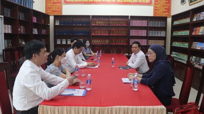  Trung tâm Thông tin - Thư viện Nguyễn Thúc Hào và Nhà Xuất bản Trường Đại học Vinh làm việc với đại diện Thư viện Quốc hội Hoa Kỳ